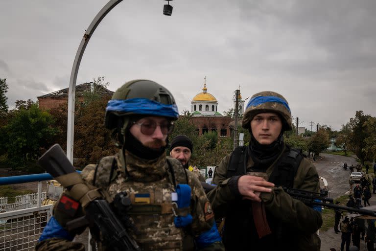 ** EDS; RETRANSMISSION OF XNYT40 SENT ON SEPT. 14, 2022 TO ADD ADVISORY Ñ PHOTO TAKEN ON A PRESS TOUR ARRANGED BY THE UKRAINIAN GOVERNMENT ** **EDS NOTE: PHOTO TAKEN ON A PRESS TOUR ARRANGED BY THE GOVERNMENT OF UKRAINE** Ukrainian service members cross a bridge over the Siverskyi Donets river in the strategic city of Izium, Ukraine on Wednesday, Sept. 14, 2022. President Volodymyr ZelenskyyÕs unannounced visit to Izium, which less than a week ago was under Russian control, was a tangible sign of RussiaÕs humiliating and chaotic retreat from UkraineÕs northeast. (Nicole Tung/The New York Times)