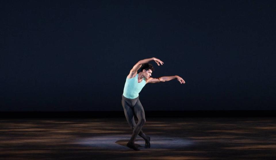 Renan Cerdeiro en el solo masculino creado por George Balanchine para el “Square Dance” de 1976. 