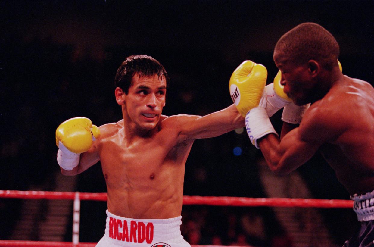 Finito López en una pelea contra Morgan Nduma en noviembre de 1996. (Al Bello/Allsport)