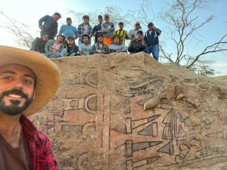 El equipo de excavación suizo-peruano dirigido por Sâm Ghavami (al frente) con el mural.