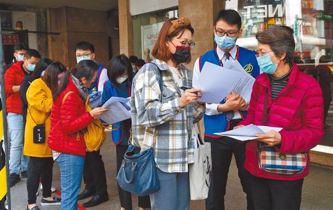 圖為產險業者推出防疫保單時，出現爆炸性的投保人潮。（示意圖／本報資料照）