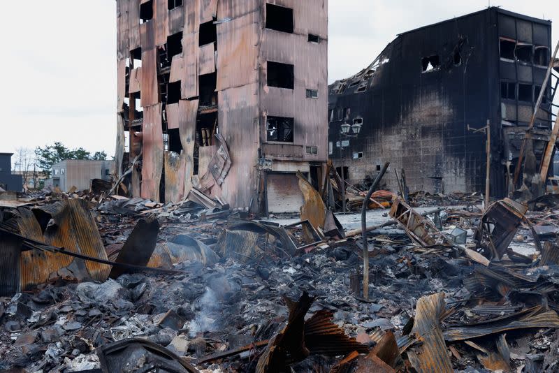 Edificios quemados entre los escombros a lo largo de la calle Asaichi-dori, que ardió debido a un incendio tras un terremoto, en Wajima