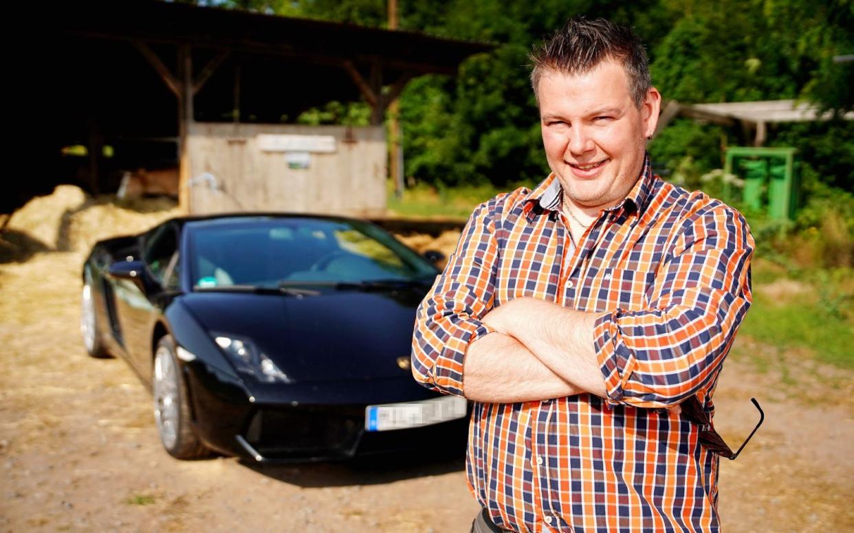 Steffen ist der erste Landwirt in der Geschichte von "Bauer sucht Frau", der seine Hofdame mit einem Sportwagen abholt. (Bild: RTL / Stefan Gregorowius)