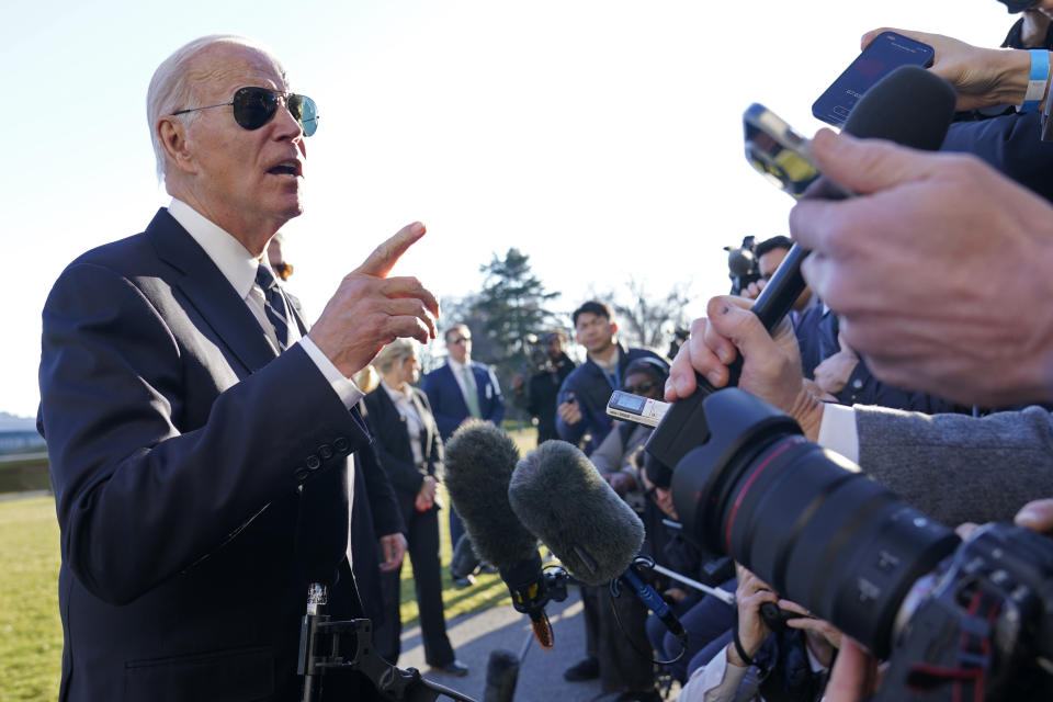 El presidente Joe Biden habla con reporteros en la Casa Blanca el 30 de enero de 2023 (Foto AP /Susan Walsh)