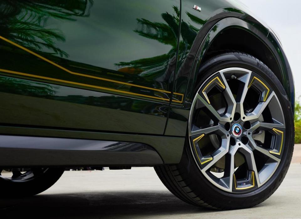 全新BMW X2 GoldPlay Edition標配M空力套件以及M擾流尾翼，搭配與車身同色的輪拱、側裙以及GoldPlay Edition專屬Galvanic Gold鍍金色鑲嵌19吋輪圈，塑造出運動風格強烈的跑車化外觀。