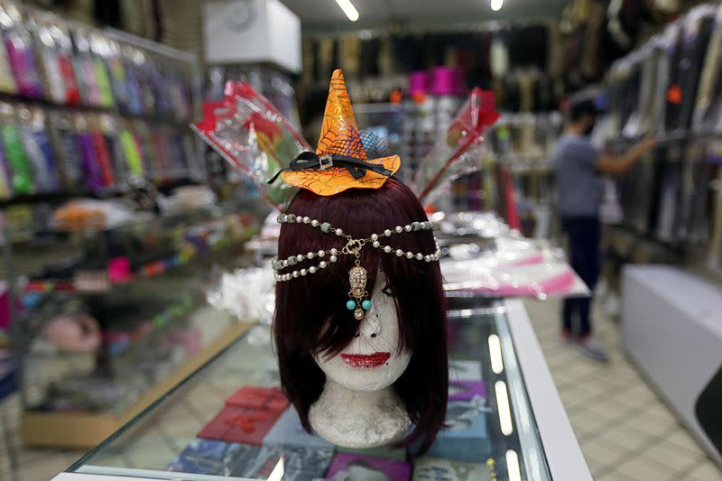 FOTO DE ARCHIVO. Un maniquí que muestra una peluca y un collar se exhibe en la tienda de Pan Emi, la esposa del empresario chino con sede en México Gan Xianbing, quien fue condenado por lavado de dinero para cárteles mexicanos en un tribunal de Estados Unidos, en Guadalajara, México