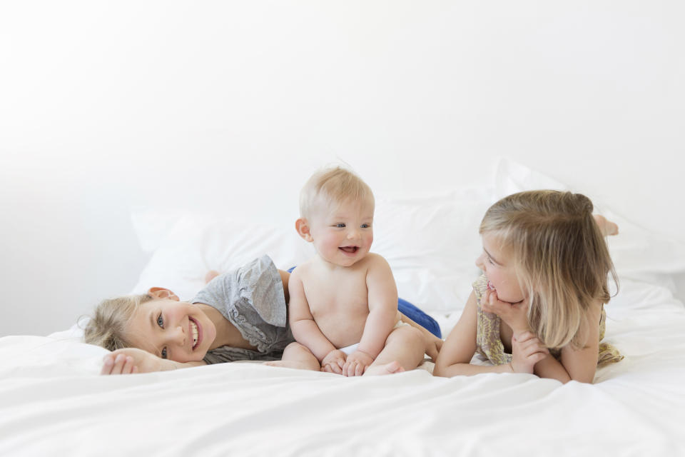 Aunque son educados por los mismos padres, sus personalidades podrían ser muy distintas. Foto: Mint Images/Getty Images