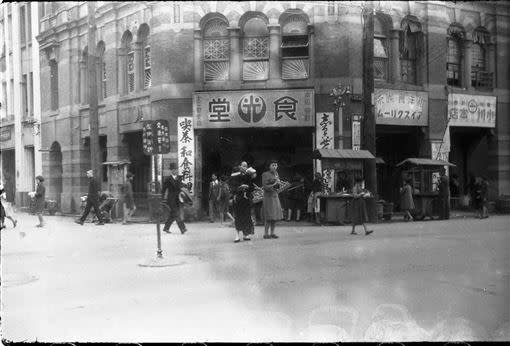 80年前的臺北街頭早餐名店，位在延平北路跟南京西路的光食堂前。（圖／夏門攝影、王佐榮、蒼壁出版提供）