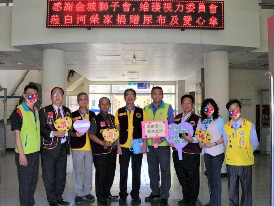 台南市金城獅子會、國際獅子會D1區維護視力委員會一行，前往白河榮家捐贈尿布和愛心傘。（白河榮家提供）