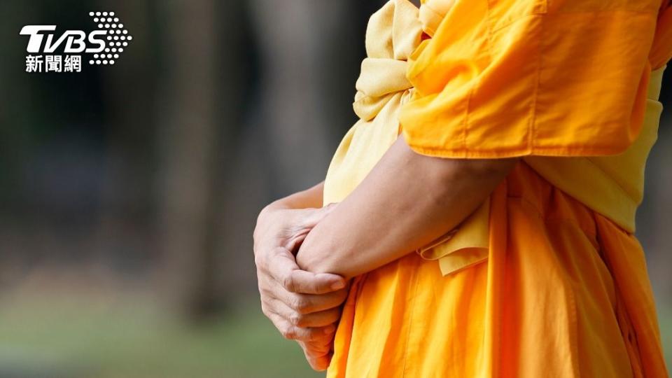 泰國一名年輕僧侶亂倫養母被抓包。（示意圖／Shutterstock達志影像）