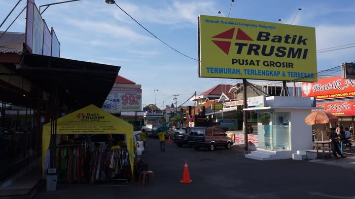 Shopping and Learning Batik: Kampung Trusmi is the right place to shop and learn about Cirebon batik. (