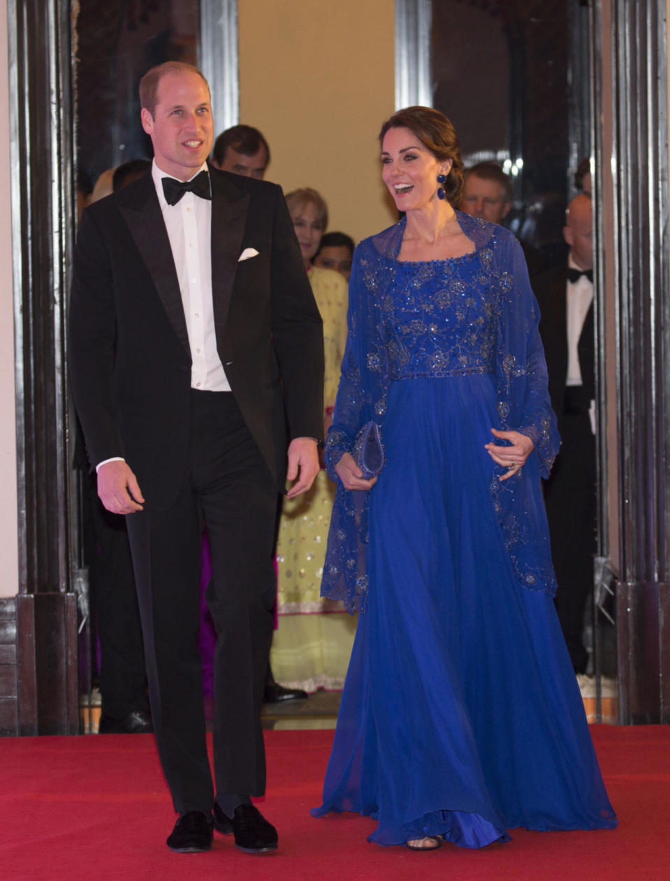 <p>Das traumhafte Jenny Packham-Kleid könnte gar nicht besser zur Veranstaltung passen: Die Herzogin trug die Robe zu einer Bollywood Wohltätigkeitsgala. </p><p><i>[Photo: PA]</i></p>