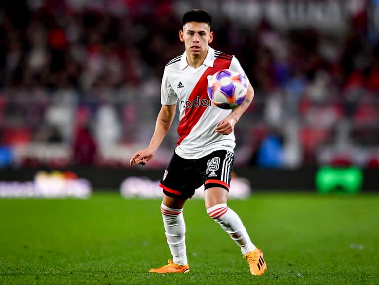 Echeverri, la pelota y la camiseta de River, una unión a la que no le queda mucho tiempo