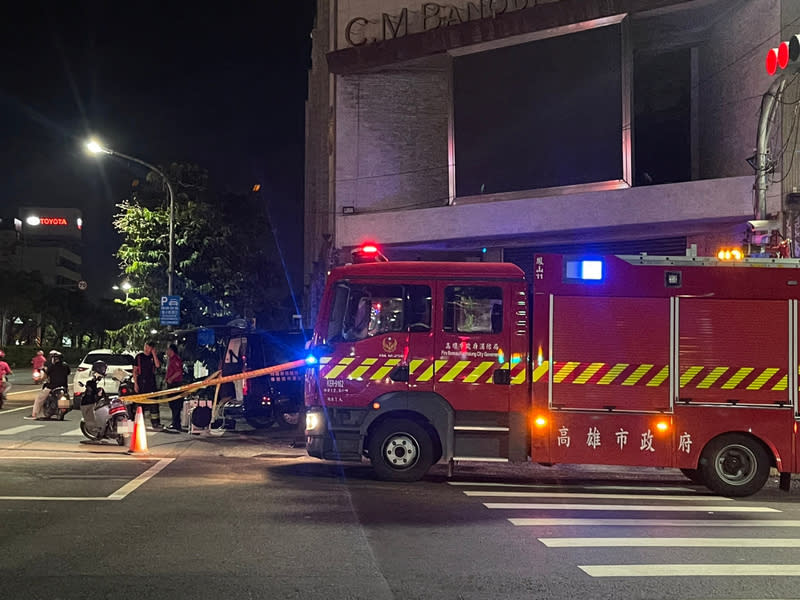 高市鳳山晚間傳異味 消防人車警戒 高雄市消防局3日晚間獲報鳳山區建國路二段與經武 路口一帶，有類似汽油異味傳出，現場測得有機氣體 數值，消防人車配合環保局等單位協助警戒處理。 （高雄市消防局提供） 中央社記者蔡孟妤傳真  112年10月3日 