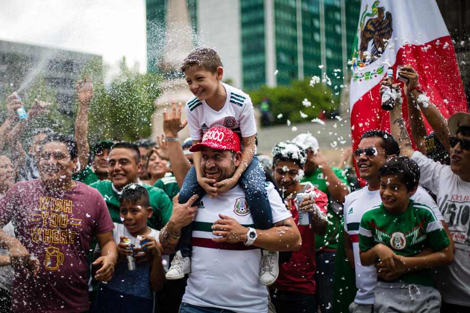 Mexicans celebrate at the Angel of Independence in Mexico City. (Photo: Manuel Velasquez via Getty Images)