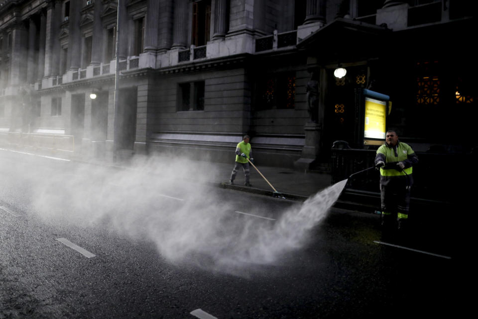 Un trabajador desinfecta la calle afuera del Congreso durante la cuarentena ordenada por el gobierno para frenar la propagación del nuevo coronavirus en Buenos Aires, Argentina, el miércoles 8 de abril de 2020. (AP Foto/Natacha Pisarenko)