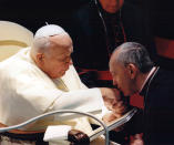 Jorge Mario Bergoglio, en la imagen, besando al que fue su jefe, el difunto papa Juan Pablo II, en una ceremonia en el Vaticano. (AP Photo/Courtesy of Sergio Rubin, ho)