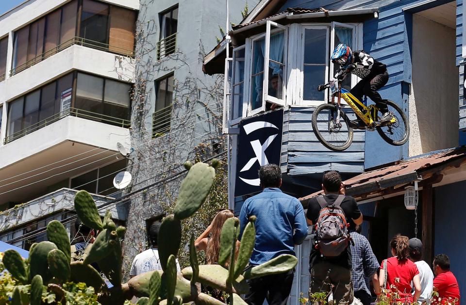 <p>Beim Valparaíso Mountainbike Downhill Race im chilenischen Valparaíso sieht man den ecuadorianischen Fahrer Mario Jarrin in Action. (Bild: AP Photo/Vincent Yu) </p>
