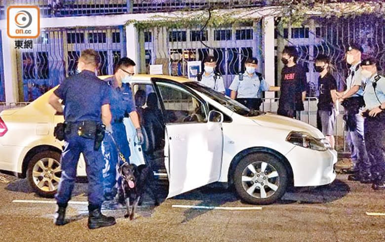 大圍﹕警員押同疑犯搜車，警犬亦奉召協助。（胡德威攝）