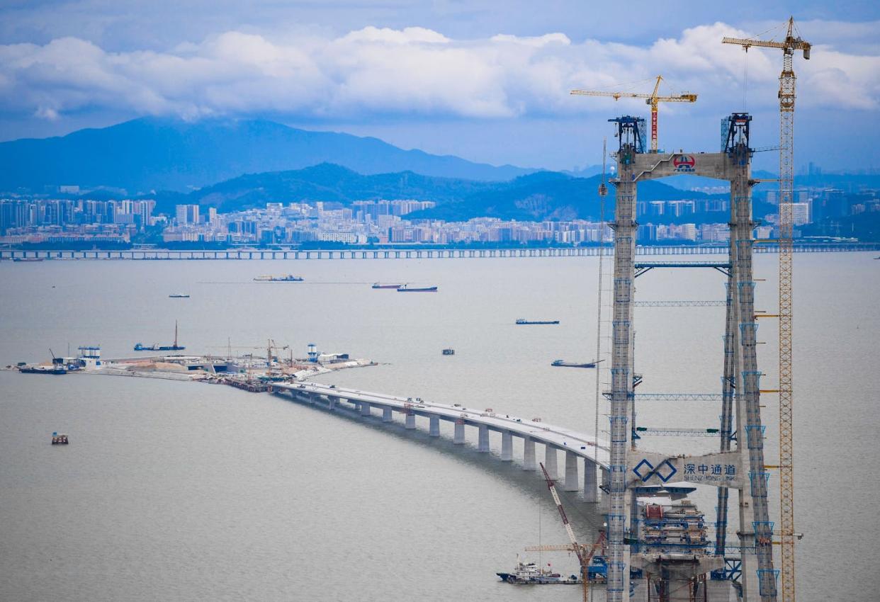 Construction underway at China's Lingdingyang Bridge. <a href="https://www.gettyimages.com/detail/news-photo/photo-taken-on-june-7-2022-shows-the-construction-site-of-news-photo/1241710896" rel="nofollow noopener" target="_blank" data-ylk="slk:Deng Hua/Xinhua News Agency via Getty Images;elm:context_link;itc:0;sec:content-canvas" class="link ">Deng Hua/Xinhua News Agency via Getty Images</a>