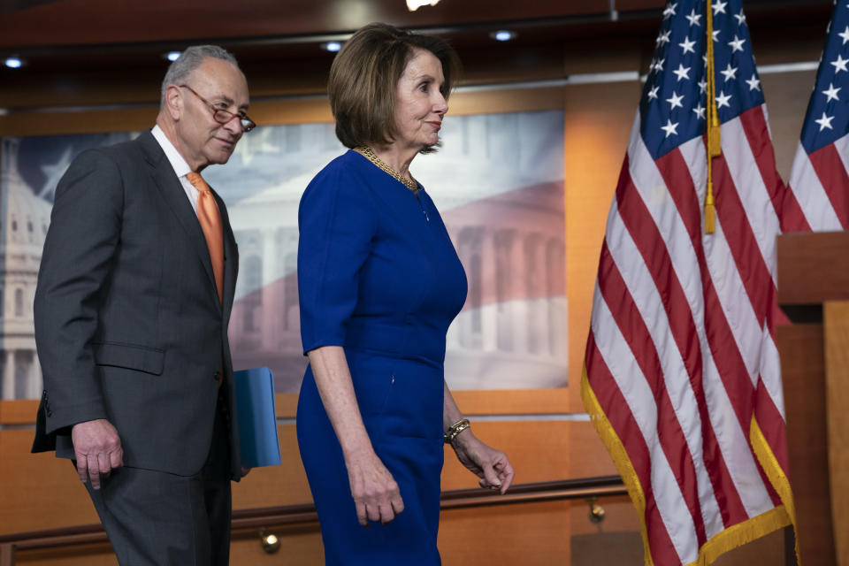 Aunque no le guste al presidente Donald Trump, para lograr nueva legislación y acuerdos presupuestales deberá negociar con los líderes demócratas en el Congreso, Nancy Pelosi (der.) y Chuck Schumer. (AP Photo/J. Scott Applewhite)