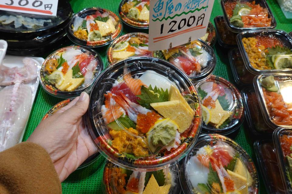 唐戶市場裡琳瑯滿目的壽司、河豚生魚片、烤牡蠣、海鮮丼
