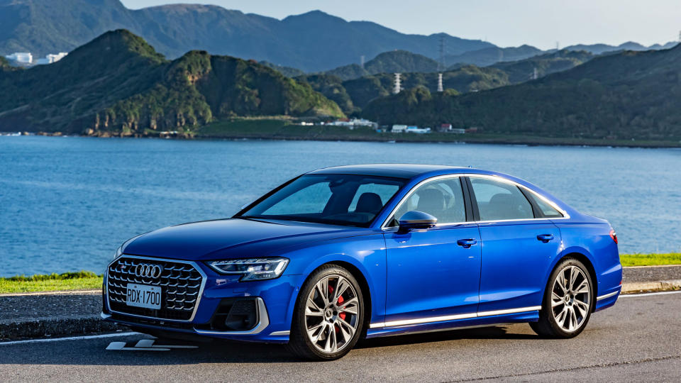 頂級後座與自我駕馭真會互相衝突？Audi S8 讓你享盡一魚多吃的快意！