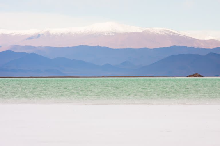 SALAR DEL HOMBRE MUERTO. CATAMARCA. En el extremo norte de la provincia de Catamarca, a 4 mil metros de altura, comparte una porción con Salta. Este yacimiento de litio tiene más aspecto de Caribe que de Puna por su laguna color esmeralda