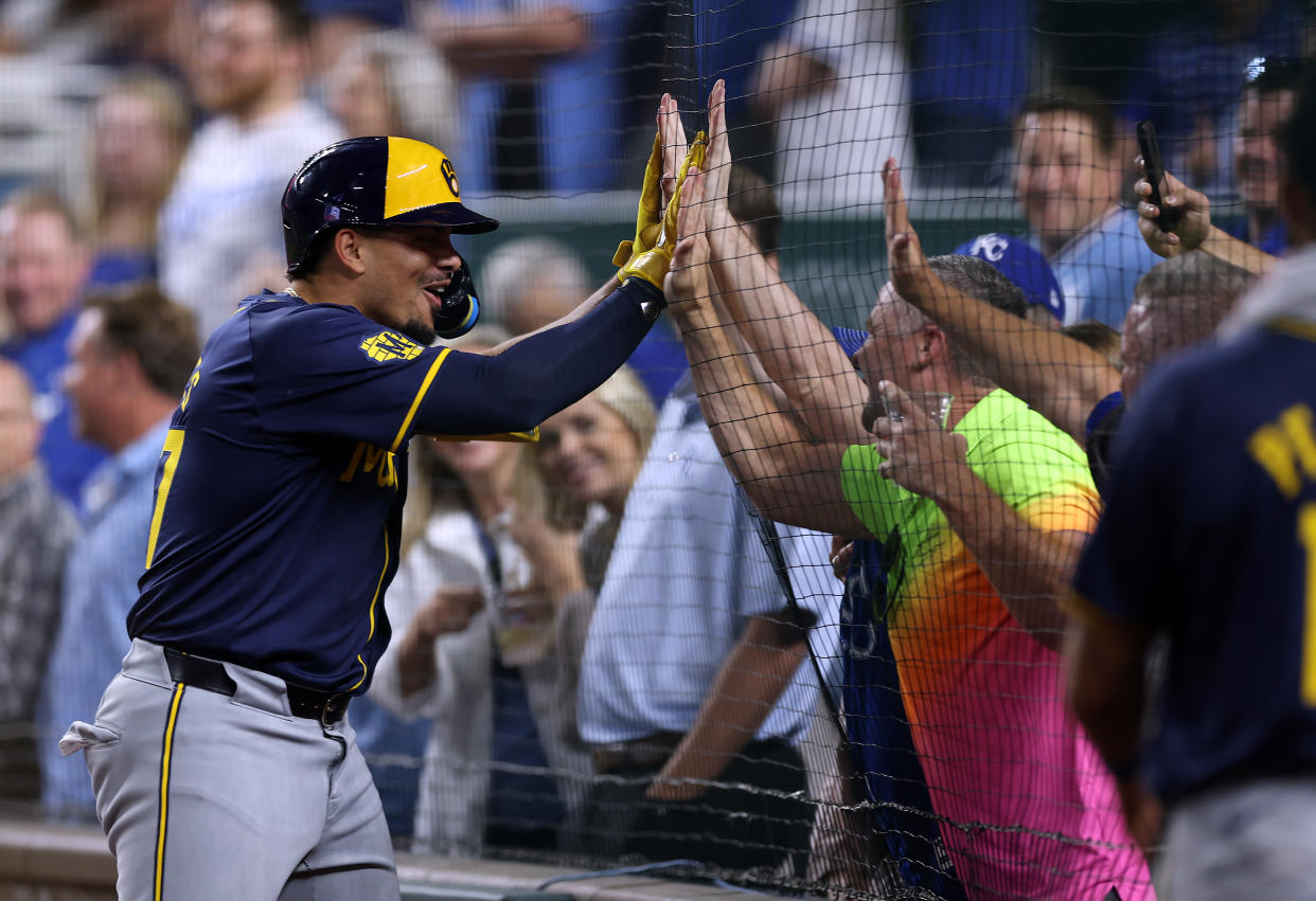 Willy Adames, shortstop de los Milwaukee Brewers, celebra con aficionados de los Kansas City Royals el cuadrangular que le dio la victoria a los visitantes. (Foto: Jamie Squire/Getty Images)