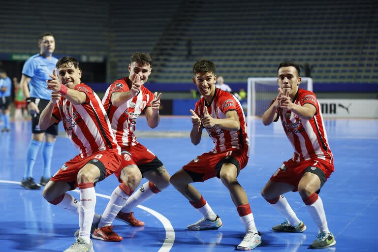 El festejo de los jugadores de Barracas Central, semifinalistas de la Copa Libertadores de futsal