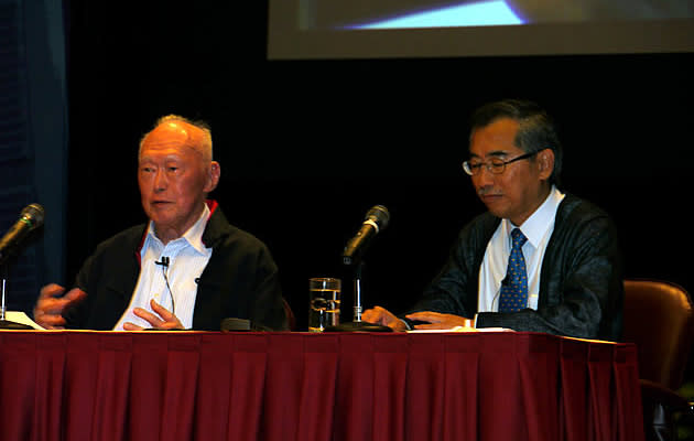 Mr Lee Kuan Yew fielded questions on wide-ranging topics at the 45-minute dialogue, accompanied here by discussion moderator, Assoc. Prof. Kwok Kian Woon, NTU's associate provost for student life. (Yahoo! photo/Jeanette Tan)