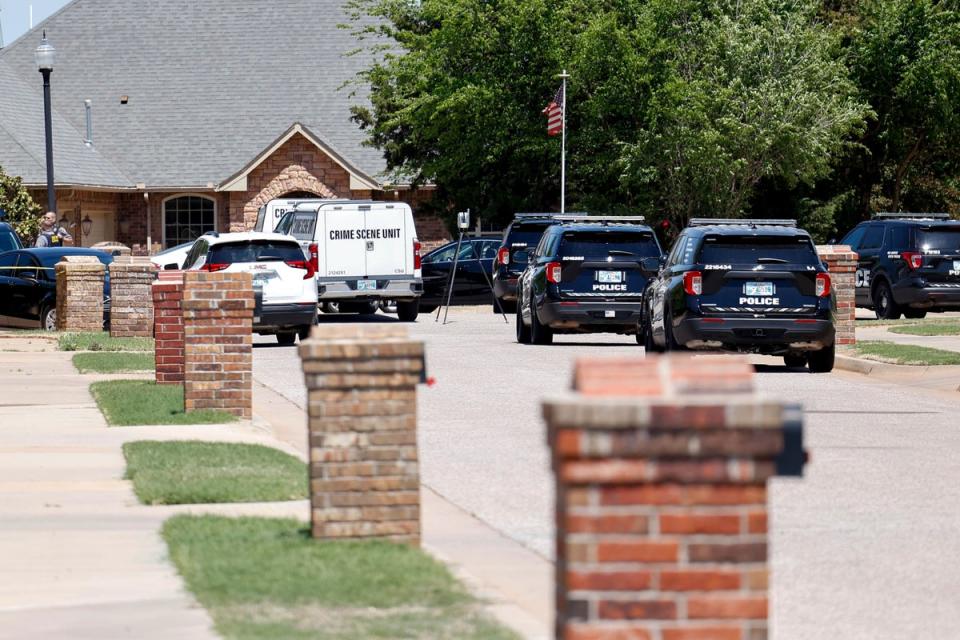 La policía local lleva a cabo una investigación después de encontrar los cuerpos de cinco personas en una casa en Oklahoma el lunes 22 de abril, 2024 (AP)