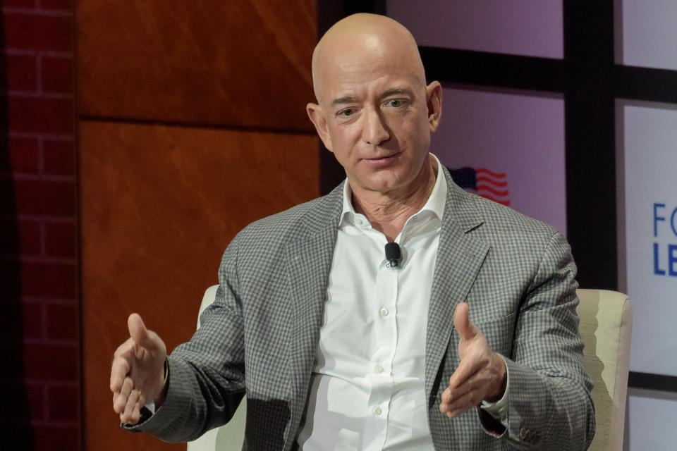 Etwas größer, als Jeff Bezos hier anzeigt, wird seine neue Superjacht schon werden. (Bild: REUTERS/Rex Curry)