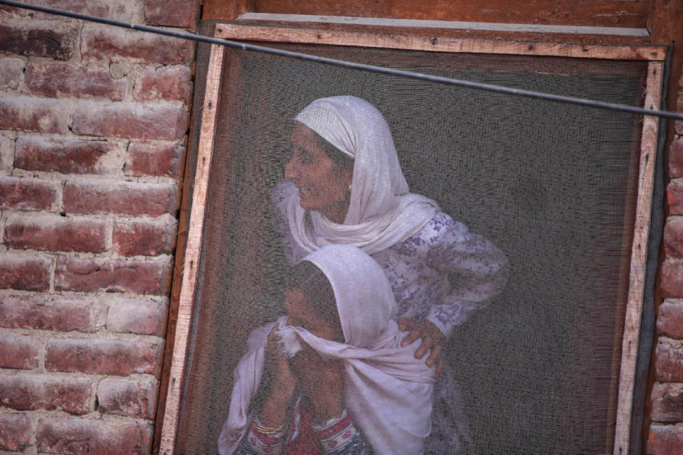 <p>Kashmiri women watch the funeral of Muzaffar Ahmad Pandit, a civilian, who according to local media succumbed to injuries from pellets fired by Indian police during clashes earlier this month in Budgam, Oct. 1, 2016. (Photo: Danish Ismail/Reuters)</p>