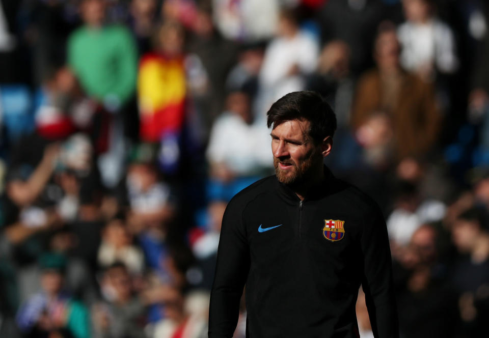 <p>Lionel Messi warms up </p>