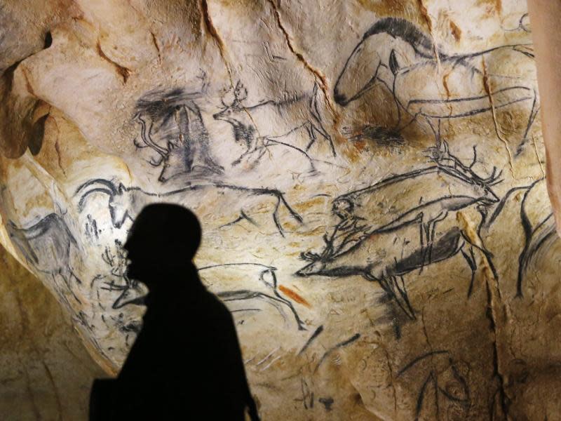 Für Touristen ist eine Replik der berühmten Grotte Chauvet in Südfrankreich errichtet worden. Foto: Guillaume Horcajuelo