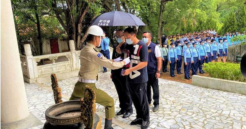 因公殉職的空軍中校黃聖航入祀苗栗縣忠烈祠，3日上午由黃兄黃聖裕手捧弟弟牌位進行入祀儀式。（圖／中國時報巫靜婷攝）