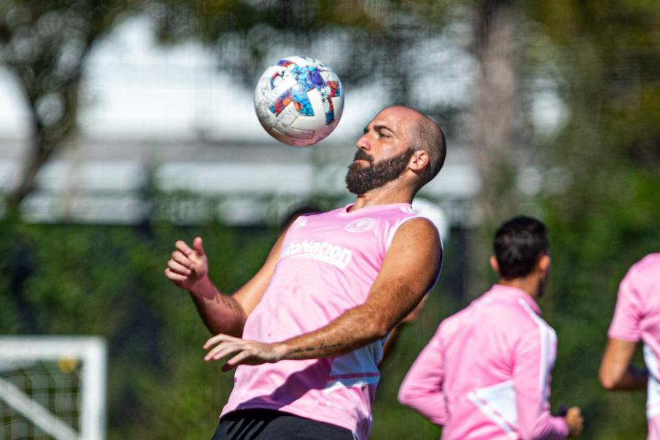 El delantero del Inter Miami Gonzalo Higuaín participa en una práctica con el equipo el 3 de octubre de 2022 en el DRV PNK Stadium en Fort Lauderdale, Florida.