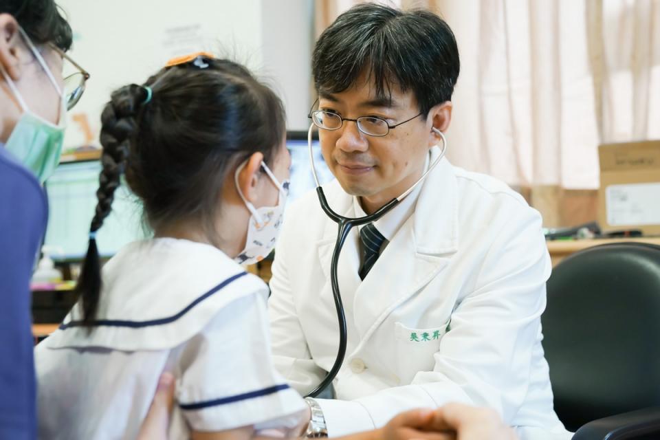 吳秉昇醫師看診示意照。