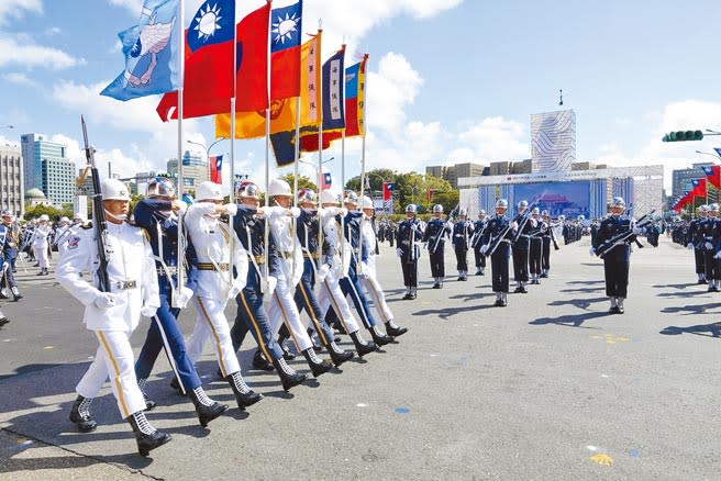 中華民國110年國慶大會10日在總統府前舉行，三軍樂儀隊以組曲演奏及花式操槍，展現平日訓練成果。（陳信翰攝）