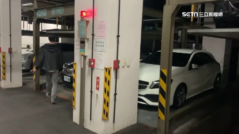 因為機械平台沒有完全升起，車子差點摔入機坑中。