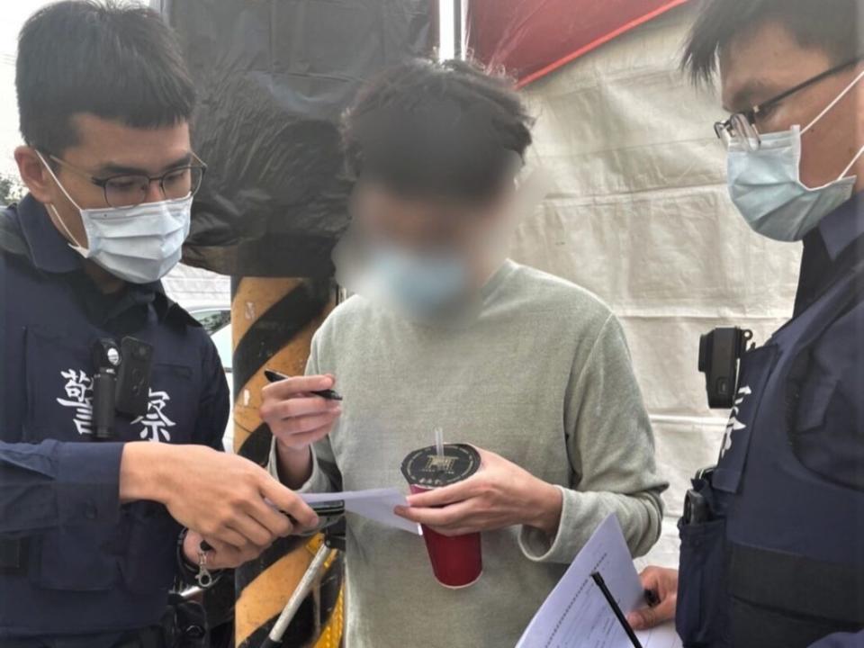 新化年貨大街查獲一名男子邊走邊吃，警方開單送衛生局裁罰3千元。（衛生局提供）