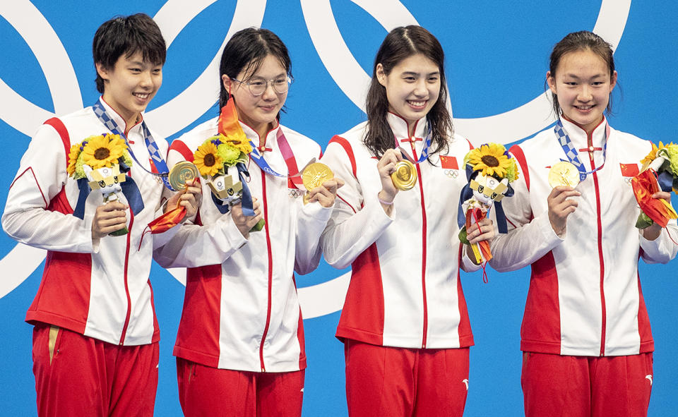 Junxuan Yang, Muhan Tang, Yufei Zhang and Bingjie Li with their gold medals at the Tokyo Olympics.