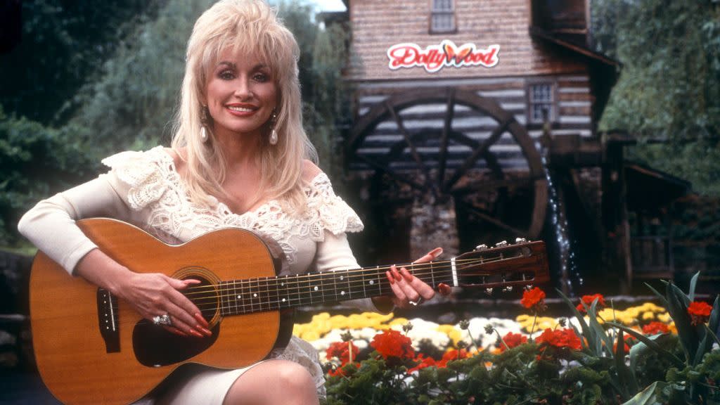 pigeon forge, tn 1993 american singer and songwriter dolly parton poses for a portrait with her guitar at dollywood circa 1993 in pigeon forge, tennessee photo by ron davisgetty images