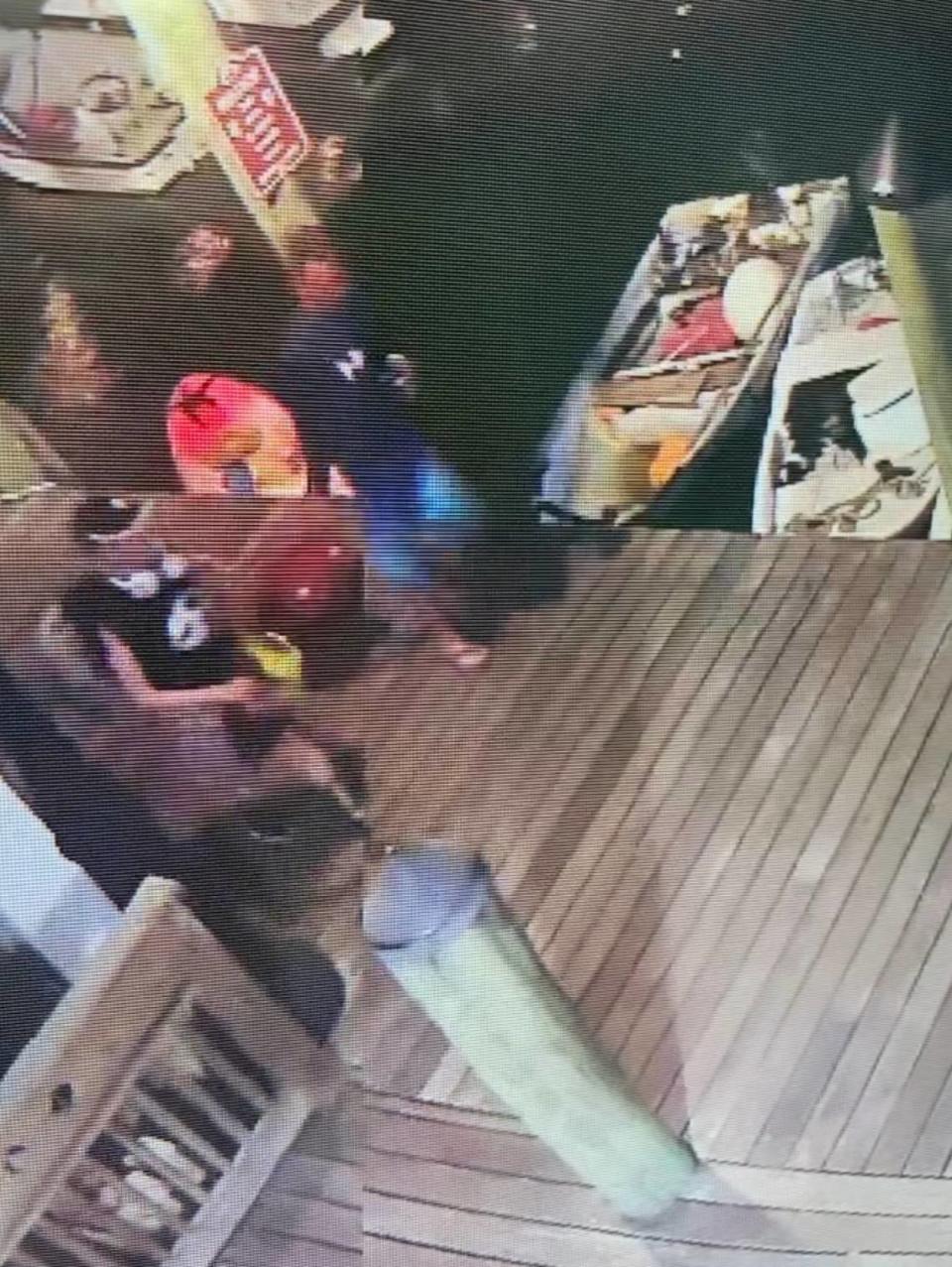 Las imágenes de la cámara de seguridad muestran a una mujer que, según la Guardia Costera de EE UU, es Jewel Hammond saliendo del Schooner’s Wharf Bar en Cayo Hueso el miércoles 11 de mayo de 2022.