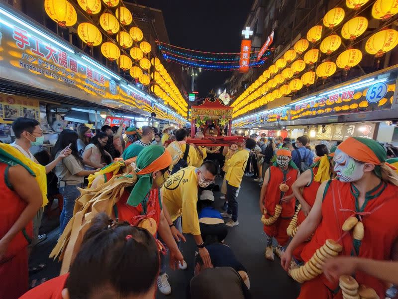  基隆護國城隍廟已有205年歷史，民眾跪成一排，鑽神轎添好運。 （圖／基隆護國城隍廟提供）