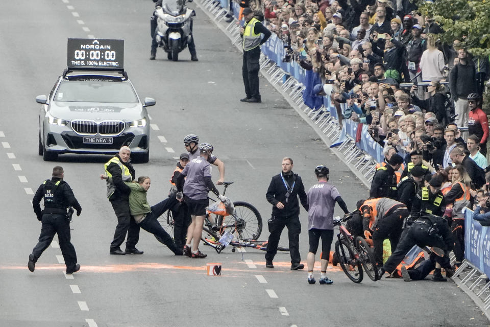 Police remove activists from the track before the start of the Berlin Marathon in Berlin, Germany, Sunday, Sept. 24, 2023. Activists of the "Last Generation", Letzte Generation, block the track of the Berlin Marathon to protest against the climate policies of the German government. (AP Photo/Markus Schreiber)