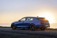 <p>Factory figures say the Shooting Brake is nearly 100 pounds heavier than the sedan.</p>