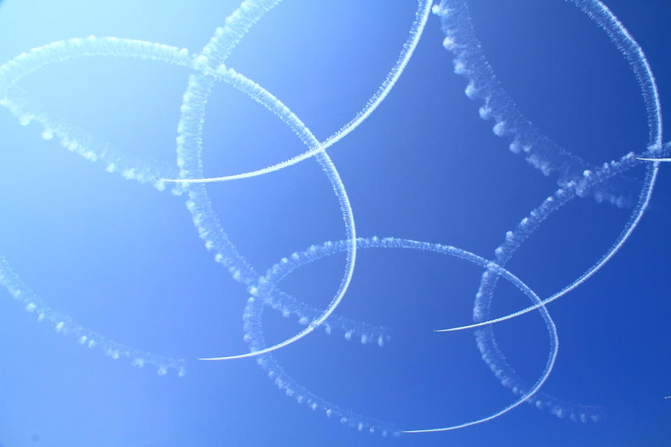 Für diese Kreise über Japan waren professionelle Stuntflieger und Stundfliegerinnen verantwortlich. Die Kreise über der russischen Stadt Irkutsk waren vermutlich nicht geplant. Foto: Symbolbild / gettyimages / igaken