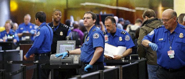 Agentes de seguridad de la TSA en el aeropuerto de Seattle. (AP)